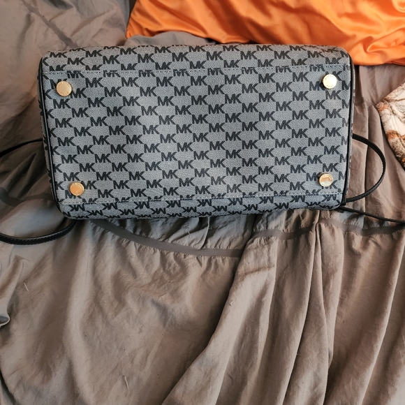 Michael Kors navy bag. - Picture 3 of 4